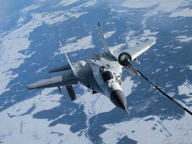 Mig-29 được trang bị động cơ phản lực Klimov RD-33 giúp tiêm kích này dễ dàng đạt tốc độ Mach 2,25 (tương đương 2.400km/h), có tầm hoạt động là 2.100km và trần bay tối đa là 18km.