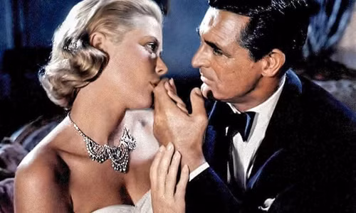 Tuy nhiên, năm 1982, Grace Kelly qua đời trong một tai nạn xe hơi. Cho đến nay, tên tuổi bà vẫn được nhắc đến như một biểu tượng của sắc đẹp và thời trang.