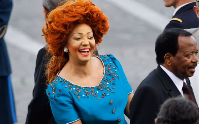 Đệ nhất phu nhân Cameroon - Chantal Biya gây chú ý mỗi lần xuất hiện bởi ngoại hình nổi bật. Đệ nhất phu nhân Chantal còn nổi tiếng với việc tham gia các hoạt động thiện nguyện, là người sáng lập ra Trung tâm nghiên cứu quốc tế về phòng chống HIV/AIDS đầu tiên ở châu Phi.