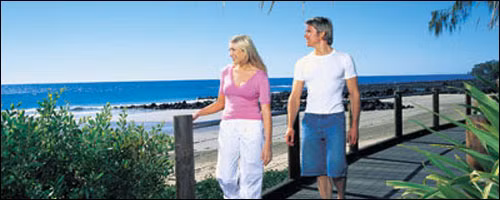 Jason và Jenny Cairns-Lawrence cứ đi du lịch ở đâu thì nơi đó bị tấn công khủng bố. Cụ thể, cặp đôi này có mặt tại các thành phố xảy ra 3 vụ tấn công khủng bố đẫm máu bao gồm: vụ khủng bố 11/9/2001 ở New York (Mỹ), vụ nổ bom hệ thống tại London (Anh) năm 2005 và vụ tấn công khủng bố ở Mumbai (Ấn Độ) năm 2008. May mắn là họ thoát chết một cách thần kỳ.