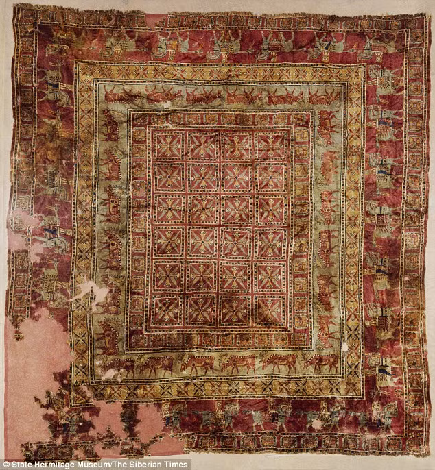 Các chuyên gia còn tìm thấy 2 tấm thảm cổ xưa nhất thế giới với những hình ảnh về cuộc sống của nền văn hóa Pazyryk cổ xưa ở Siberia vài trăm năm trước khi Chúa Jesus chào đời.