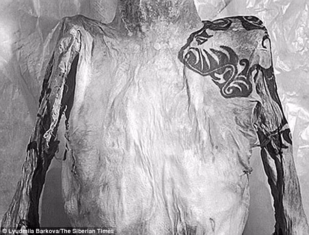 Hai tấm thảm trên có niên đại lâu đời hơn so với 2 vợ chồng trên. Cụ thể, những tấm thảm được dệt từ thế kỷ 5 TCN. Hầu hết kho báu trong ngôi mộ chứa hai xác ướp này đã bị những kẻ trộm mộ lấy mất từ lâu.