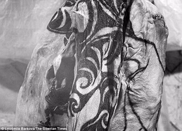 Cặp vợ chồng này có những hình xăm trên khắp cơ thể. Một số hình xăm trên xác ướp có hình các động vật ăn thịt như hổ hay hình xăm hình ngựa, lừa, chim...