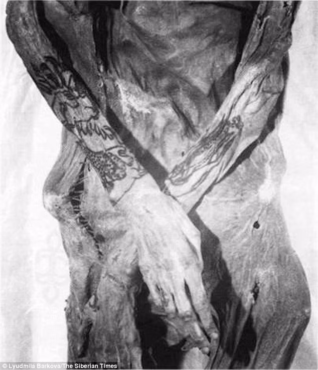 Kết quả kiểm tra cho thấy hai xác ướp trên có một thi hài thuộc về một người đàn ông được cho là hoàng tử Scythia, tóc xoăn và vợ của người đàn ông này.