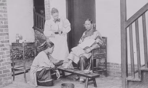 Bàn chân sen của phụ nữ sẽ hạn chế sự di chuyển của họ. Đôi chân nhỏ bé đó cũng khiến họ phụ thuộc vào chồng và gia đình.