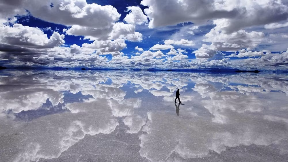 Cảnh quan tự nhiên kỳ ảo trên cánh đồng muối Salar de Uyuni, Bolivia.