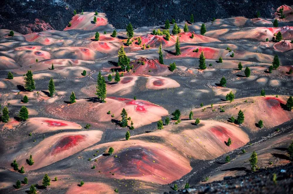  Cảnh quan kỳ ảo, có 1-0-2 ở Công viên quốc gia Lassen Vocalnic, phía Bắc California, Mỹ.