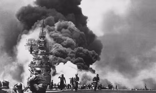 Cuối Chiến tranh thế giới 2, Nhật Bản thực hiện chiến thuật phi công cảm tử Thần Phong khiến quân đội Anh bị thiệt hại lớn cũng như phải căng mình đối phó.