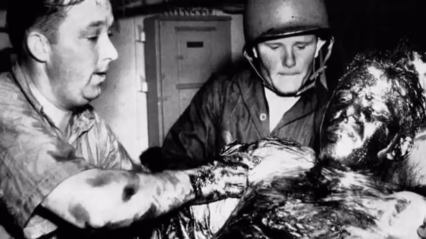 Vào ngày 30/7/1945, tàu tuần dương hạng nặng lớp Portland - USS Indianapolis (CA-35) của Hải quân Mỹ bị đánh chìm do trúng ngư lôi của Nhật. Hậu quả là 1.196 thành viên thủy thủ đoàn cùng 300 người khác chìm xuống biển. Mọi việc càng trở nên tồi tệ hơn khi khoảng 800 người sống sót tiếp tục đối mặt với mối nguy hiểm bị cá mập tấn công cũng như đói khát.