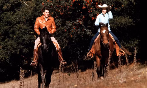 Tổng thống Ronald Reagan và đệ nhất phu nhân Nancy Reagan cưỡi ngựa tại trang trại của gia đình ở núi Santa Ynez, Santa Barbara, California tháng 5/1982.