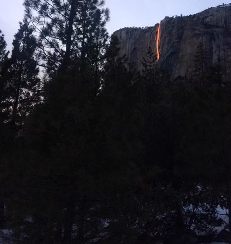 Hiệu ứng tự nhiên tạo ra ảo ảnh dòng dung nham rực sáng chảy xuống vách đá khi ánh nắng lúc mặt trời lặn chiếu vào đúng góc của dòng thác. Nó sẽ mờ dần đi trong khoảng 20 phút.