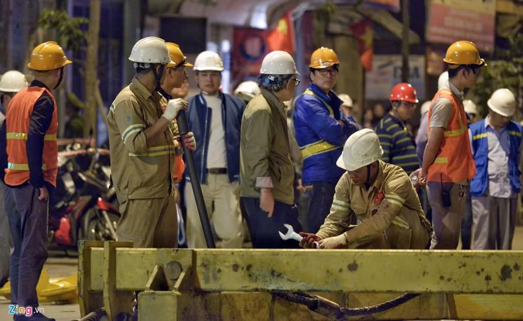 Việc cẩu các toa tàu lên cầu cạn sẽ được thực hiện bằng cẩu bánh xích loại 250 tấn. Mỗi đầu kéo và toa tàu có thời gian thi công lắp đặt từ 1,5 đến 2 tiếng đồng hồ.