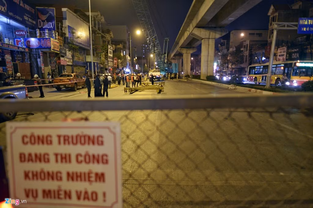 Theo đó, trong thời gian lắp đặt các toa tàu, cấm toàn bộ giao thông chiều đường tại khu vực sát ga La Khê và ngã tư Quang Trung - Lê Trọng Tấn (quận Hà Đông) theo hướng Quang Trung đi Ba La đồng thời tổ chức hướng dẫn giao thông đi hai chiều bên phía đường còn lại.