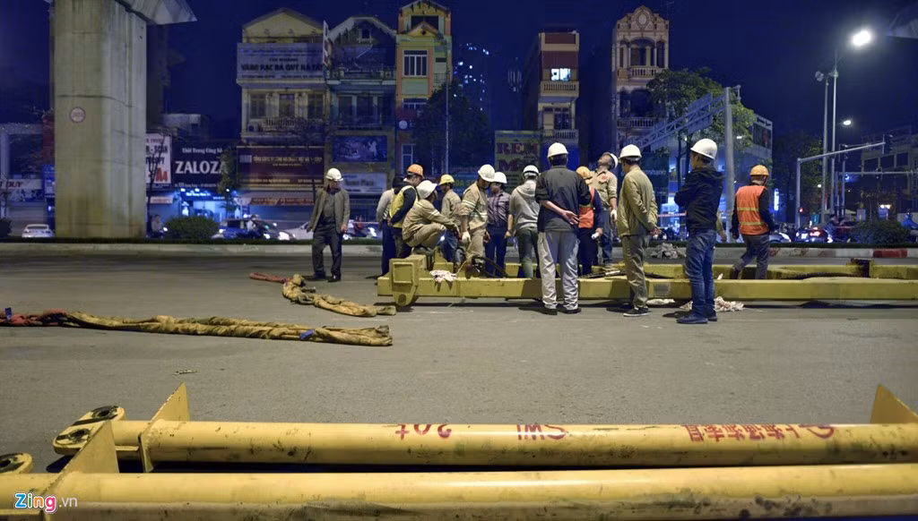 Dự kiến các toa tàu, đầu máy sẽ được cẩu lên ray hoàn tất lúc 5h sáng 21/2.