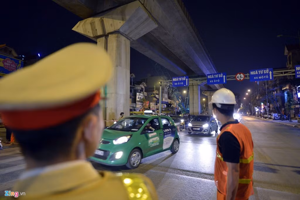 Các chiến sĩ cảnh sát giao thông đội 7 CA TP Hà Nội làm nhiệm vụ phân làn giao thông từ 21h.