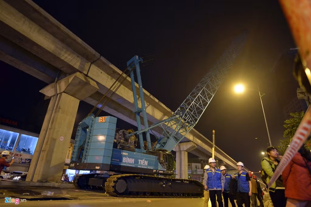 Sau quá trình nghiên cứu, các cơ quan hữu quan đã thống nhất vị trí cẩu lắp đoàn tàu đầu tiên lên ray chính tuyến trên cầu cạn tại vị trí từ trụ JR02 đến JR06, khu vực ga La Khê nằm trên đường Quang Trung - Hà Đông. Phương án thi công chi tiết cẩu lắp đoàn tàu do Tổng thầu EPC thực hiện.