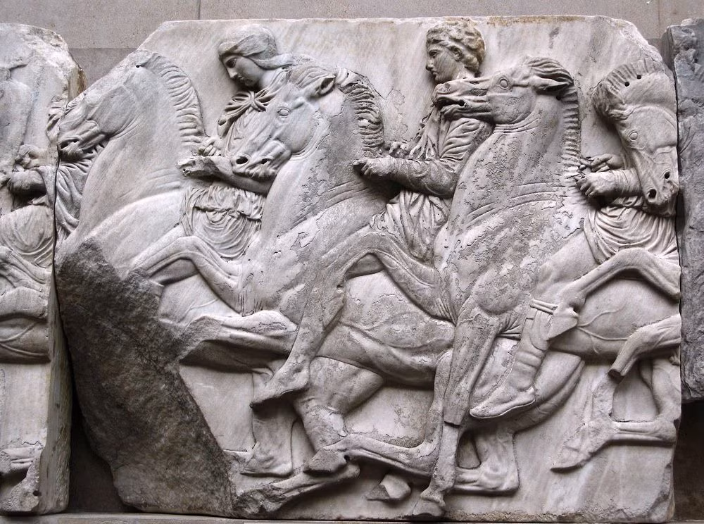 Tuy nhiên, một số người cho rằng, yếu tố thời tiết đã khiến kiệt tác Elgin Marbles bị phai màu theo thời gian.