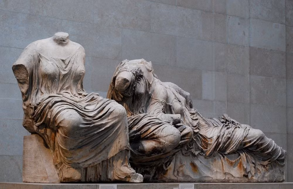 Suốt nhiều năm qua, nhiều sử gia nhận định bức chạm khắc nổi tiếng Elgin Marbles bị mất đi một số màu vì nguyên tắc thẩm mỹ khi được đưa đến London cũng như từng được phục chế dẫn đến mất bản phối màu sặc sỡ như ban đầu thành kiệt tác trắng nhờ như ngày nay.