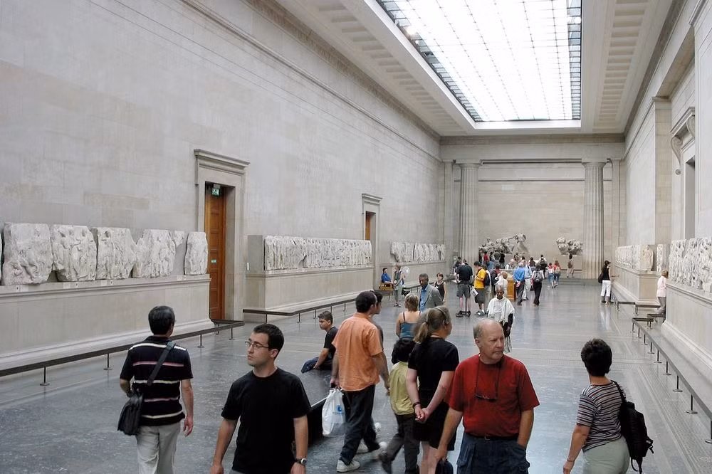 Kiệt tác điêu khắc này bị Huân tước Elgin khi ấy là đại sứ Anh của đế chế Ottoman lấy đi khỏi Hy Lạp vào năm 1802.