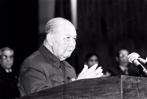 Tổng Bí thư Trường Chinh tại Đại hội Đảng lần thứ VI, tháng 12/1986. Tại diễn đàn này, Tổng Bí thư Trường Chinh ra lời hiệu triệu "nhìn thẳng vào sự thật, đánh giá đúng sự thật, nói rõ sự thật". (Ảnh tư liệu)