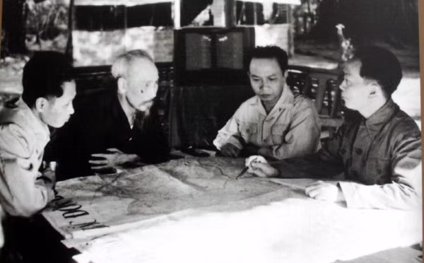 Trong cuộc kháng chiến chống thực dân Pháp, dưới sự lãnh đạo của Chủ tịch Hồ Chí Minh, đồng chí Trường Chinh cùng tập thể Bộ Chính trị trực tiếp chỉ đạo cuộc kháng chiến và giành thắng lợi to lớn, ghi dấu ấn đậm nét trong lịch sử dân tộc ta. Trong ảnh, Chủ tịch Hồ Chí Minh, Tổng Bí thư Trường Chinh và các đồng chí lãnh đạo Đảng, Nhà nước bàn kế hoạch mở chiến dịch Điện Biên Phủ tại An toàn khu Định Hóa, Thái Nguyên, ngày 6/12/1953. (Ảnh tư liệu)