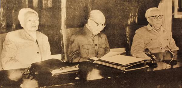 Ngày 14/7/1986, Ban chấp hành Trung ương Đảng họp phiên đặc biệt, bầu ông Trường Chinh làm Tổng Bí thư, lúc này chỉ còn 5 tháng là đến Đại hội VI. Trên cương vị Tổng Bí thư, trong quá trình chuẩn bị Đại hội VI, ông từng nói “Đối với nước ta, đổi mới là yêu cầu bức thiết, là vấn đề có tầm quan trọng sống còn”. (Ảnh tư liệu)