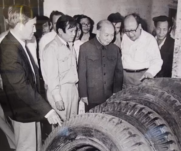 Để chuẩn bị cho Đại hội VI, ông đã đi thực tế tại nhiều địa phương để nắm bắt tình hình và lắng nghe các đề xuất. Tổng Bí thư Trường Chinh đã đi khảo sát, thực tế gần 20 tỉnh, thành phố từ miền Nam, ra miền Trung và về miền Bắc tìm ra những bài học thành công và thất bại của cơ sở, phát hiện những yêu cầu và sáng tạo trong nhân dân cả nước, để trên cơ sở đó đổi mới cách nghĩ, cách làm trong xây dựng và phát triển đất nước. (Ảnh tư liệu)