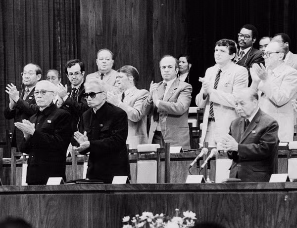 Tại Đại hội VI của Đảng, đồng chí Trường Chinh cùng với các đồng chí Phạm Văn Đồng và Lê Đức Thọ được Đại hội tuyên dương công trạng đồng thời trao trách nhiệm cố vấn BCH Trung ương Đảng. Với trách nhiệm Cố vấn, đồng chí đã tích cực đóng góp sức mình trong việc xây dựng Cương lĩnh và Chiến lược kinh tế - xã hội, chuẩn bị nội dung cho Đại hội lần thứ VII của Đảng. Đồng chí Trường Chinh giữ vai trò Cố vấn cho đến khi qua đời năm 1988. (Ảnh tư liệu)