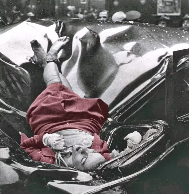 Năm 1947, Evelyn McHale, 23 tuổi, nhảy lầu tự tử từ tầng 86 của tòa nhà Empire State ở New York, Mỹ. Thi thể của cô nằm trên một chiếc limousine đang đậu ở lề đường. Điều ngạc nhiên là thi hài của McHale còn nguyên vẹn và gương mặt giống như đang ngủ. Do vậy, Evelyn McHale còn được biết đến với tên gọi là "người tự sát xinh đẹp nhất thế giới".