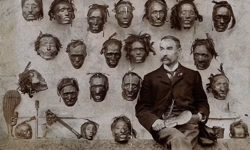Horatio Gordon Robley sở hữu bộ sưu tập kỳ quái gồm những chiếc đầu xác ướp của thổ dân Maori ở New Zealand. Bức ảnh lịch sử này được chụp năm 1895.