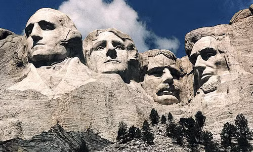 Ngọn núi Rushmore nổi tiếng của nước Mỹ, thu hút rất nhiều du khách ghé thăm mỗi năm bởi nó chạm khắc gương mặt của 4 Tổng thống Mỹ: George Washington, Thomas Jefferson, Theodore Roosevelt và Abraham Lincoln. Nơi đây còn có một căn phòng bí mật ít người biết đến.