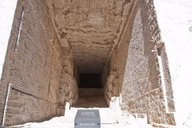 Không phải du khách nào cũng biết đến sự tồn tại của một căn phòng bí ẩn ở núi Rushmore. Căn phòng bí mật này nằm ở phía sau đầu của Tổng thống Abraham Lincoln. Nó được thiết kế như một đài kỷ niệm.