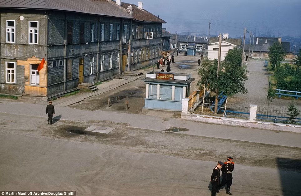 Các quan chức Liên Xô trên đường phố ở Murmansk.