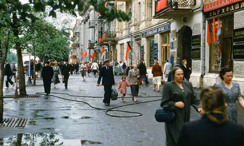 Người dân đi lại tấp nập qua một rạp chiếu phim ở Kiev năm 1954.