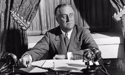 Trong khi đó, Tổng thống Franklin D. Roosevelt được ca ngợi là ông chủ Nhà Trắng có khả năng ăn nói thuyết phục và quan hệ quốc tế.
