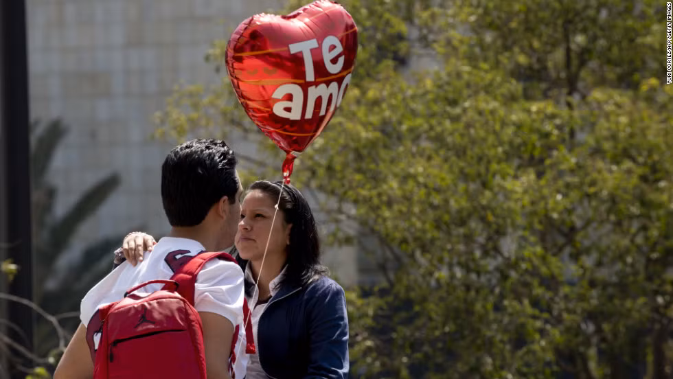 Theo ước tính, 4,4 tỷ USD được người dân dùng mua kim cương, vàng, bạc để tặng người yêu.