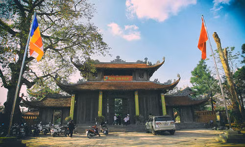 Chùa Nôm nằm cách không xa làng Nôm, chỉ cần bước chân qua 9 nhịp cầu rồng làm bằng đá xanh với tuổi đời hơn 200 năm bắc qua sông Nguyệt Đức là ngôi chùa cổ với vẻ đẹp cổ kính và linh thiêng đã hiện ra trước mắt.