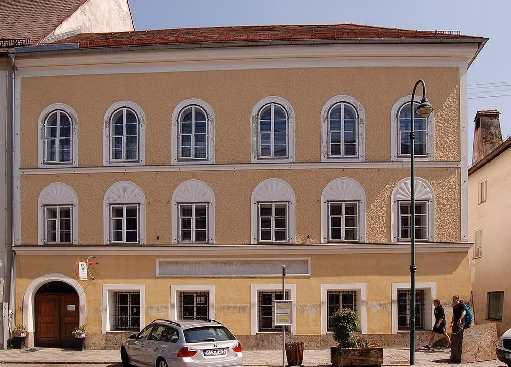 Trong nhiều năm, ngôi nhà nơi Hitler chào đời trở thành chủ đề gây tranh cãi giữa người chủ Gerlinde Pommer và chính phủ Áo - bên thuê nhà từ năm 1972 để ngăn chặn việc sử dụng nhà khách sai mục đích. Áo đã sử dụng ngôi nhà này làm trung tâm chăm sóc người khuyết tật.