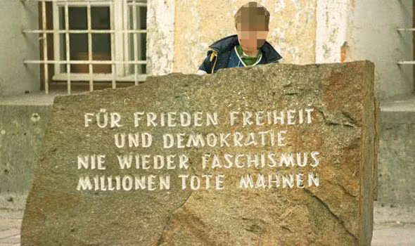 Tòa nhà nơi trùm phát xít Đức Adolf Hitler chào đời có 3 tầng là nơi sinh sống của người cha Alois Hitler Sr. với người mẹ Klara Pölzl và các anh chị em khác.