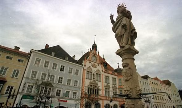 Tuy nhiên, Adolf Hitler chỉ sống ở trong căn nhà này vài tuần trước khi gia đình chuyển đến một ngôi nhà mới ở Braunau.