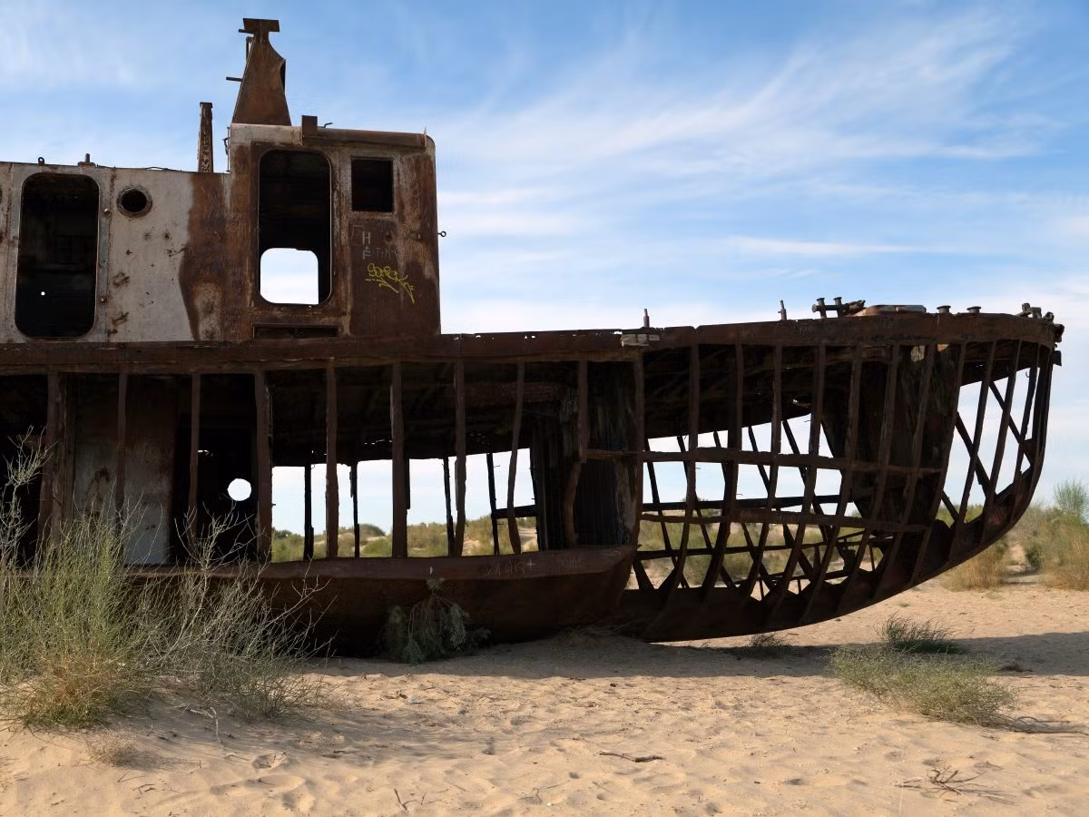 Tuy nhiên, vào những năm 1930, Liên Xô xây dựng một hệ thống kênh thủy lợi rất lớn lấy nước từ hai con sông Amu và Syr để phục vụ nông nghiệp.