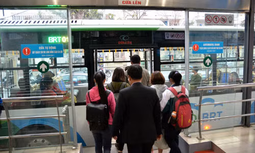 Tại nhà chờ Núi Trúc, nhân viên trực ở đây cho biết, chỉ trong khoảng ba tiếng đồng hồ đã bán ra hơn 300 vé lượt, ngoài ra số lượng người sử dụng vé tháng cũng chiếm rất nhiều.