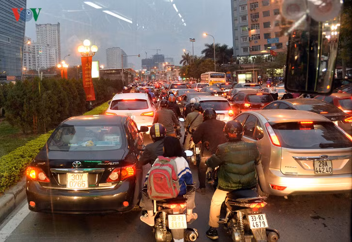 Giao thông tắc nghẽn đoạn đến nhà chờ Nguyễn Tuân.
