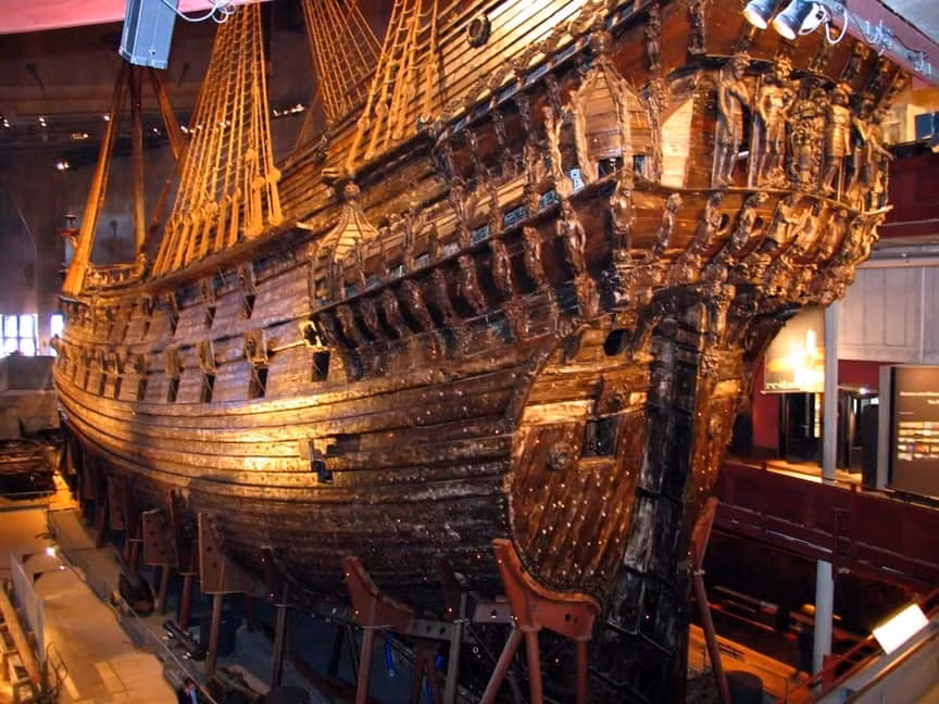 Chiến hạm Vasa của Thụy Điển được đóng từ năm 1626 - 1628. Tuy nhiên, ngay trong chuyến hải trình đầu tiên năm 1628, con tàu bị chìm sau khi rời cảng 1.300m. Đến năm 1961, Thụy Điển trục vớt tàu Vasa trong tình trạng gần như còn nguyên vẹn và hiện được trưng bày tại bảo tàng Vasa ở Stockholm.