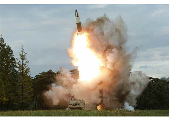 Tuy nhiên, theo quân đội Hàn Quốc, vũ khí Triều Tiên vừa phóng là tên lửa đạn đạo tầm ngắn, bay được khoảng 230km, đạt độ cao tối đa 30km.