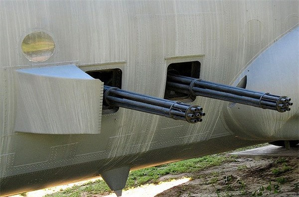 Trên máy bay AC-130 có những khẩu pháo tự động Vulcan 6 nòng cỡ 20 mm có khả năng bắn với tốc độ tối đa lên tới 6.000 viên/phút, tạo mật độ hỏa lực dày đặc.