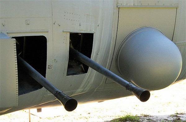 Ngoài ra AC-130 còn được trang bị 2 khẩu pháo tự động Bofors 40 mm, vũ khí này phát huy tác dụng rất tốt khi bắn phá các phương tiện bọc thép hạng nhẹ.