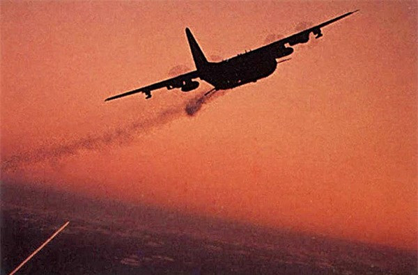 Thậm chí chiếc cường kích yểm trợ hỏa lực đường không này còn có thể đảm nhiệm cả vai trò của máy bay ném bom trong trường hợp cần thiết nhờ khối lượng vũ khí cực lớn mà nó mang theo.