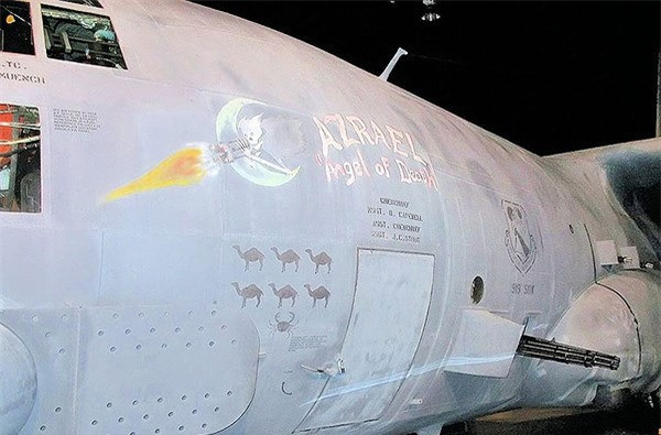 Máy bay cường kích AC-130 được trang bị các hệ thống vũ khí tấn công mặt đất, cho phép công phá hủy công sự, phương tiện bọc thép hạng nhẹ, xe vận tải...