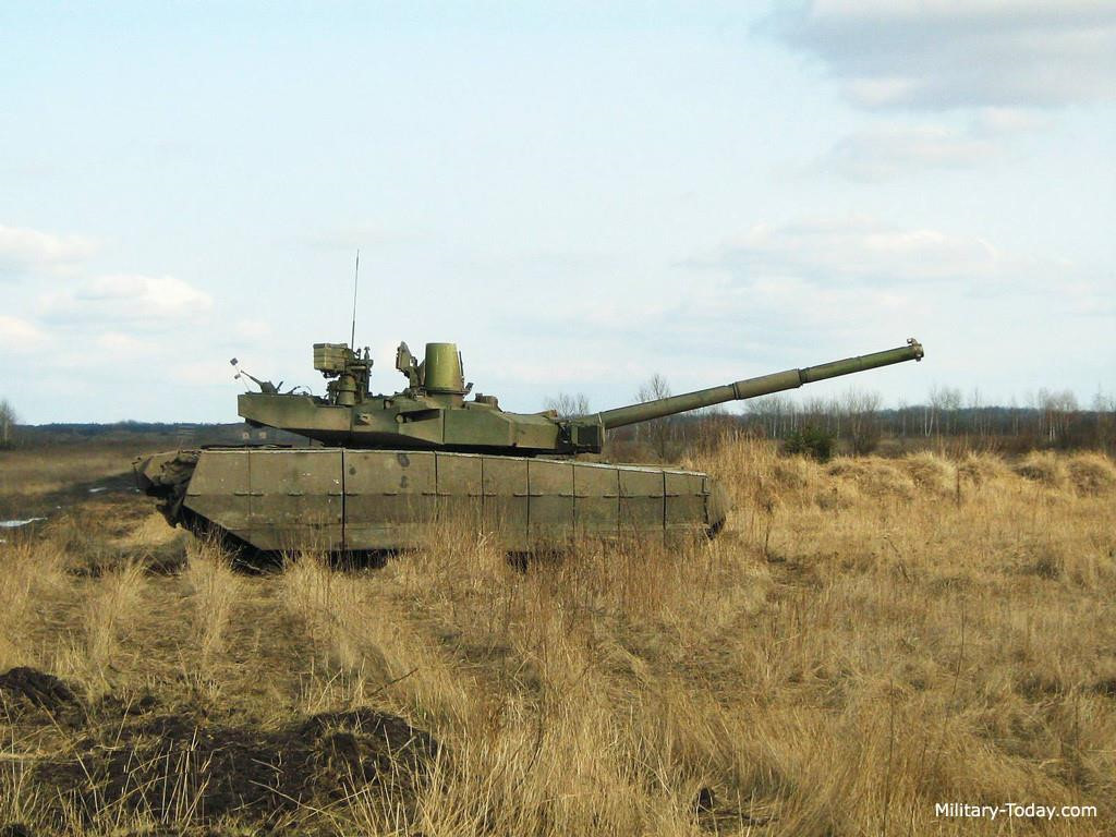  Oplot-M, Ukraine: Đây là phiên bản nâng cấp từ T-84 Oplot theo phong cách phương Tây. Xe được trang bị pháo phản ứng nổ Nozh-2, hệ thống phòng vệ chủ động Zaslon giúp tăng khả năng sống sót trên chiến trường. Oplot-M sử dụng pháo chính 125 mm với khả năng phóng tên lửa chống tăng qua nòng. Ảnh: Military Today.